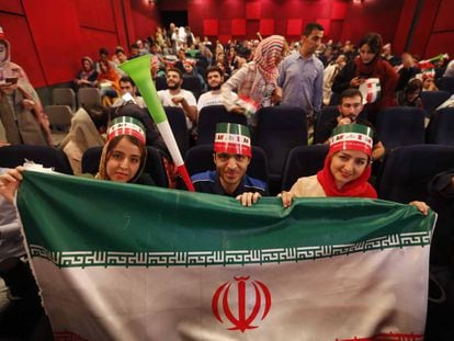 Aficionados de la selección iraní durante el partido con Marruecos en el cine Azadi de Teherán el pasado 15 de junio.