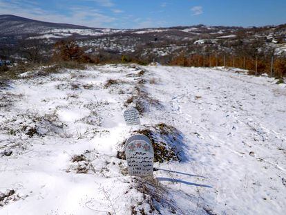 Lápidas de migrantes en el cementerio de Sidiro, al norte de Grecia.