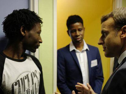 El presidente francés, Emmanuel Macron, durante su vísita al centro de migrantes de Croisilles, en el norte de Francia, el pasado enero.