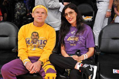 Flea y su esposa, la diseñadora Melody Ehsani, durante un partido de los Lakers contra los Warriors en Los Ángeles el pasado 29 octubre. La pareja se había casado unos días antes, el 22 de octubre. Flea tiene dos hijos (de 31 y 14 años), de dos mujeres diferentes.