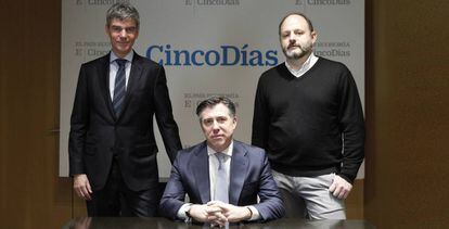 De izquierda a derecha, Carlos Tercero, socio director de Stiga; Sergio Escorial, responsable de clientes y estrategia comercial de Deutsche Bank España; y Luis Villa del Campo, director de estrategia de Fjord Spain.