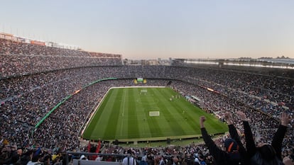 El Camp Nou con los 92.522 espectadores que asistían este domingo a la final de la Kings League.