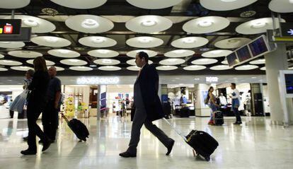 Pasajeros por el aeropuerto de Madrid Barajas