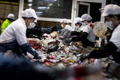 Trabajadoras de la planta de tratamiento de basuras de Lousame (A Coruña).