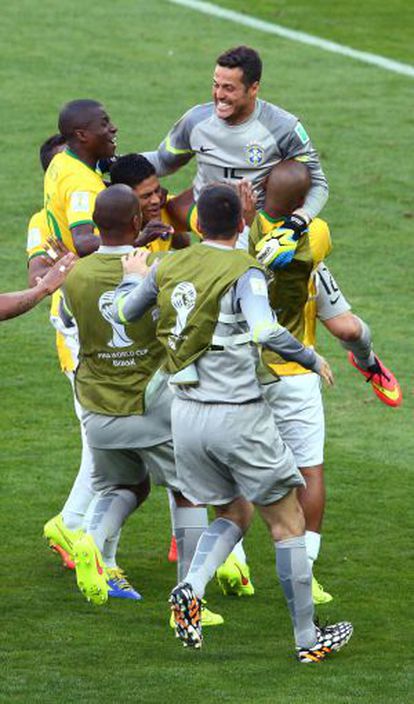 Los jugadores de Brasil abrazan a Julio César