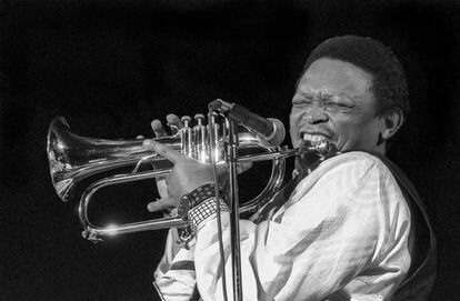 El músico sudafricano Hugh Masekela en una actuación en Nueva York en el año 1994.