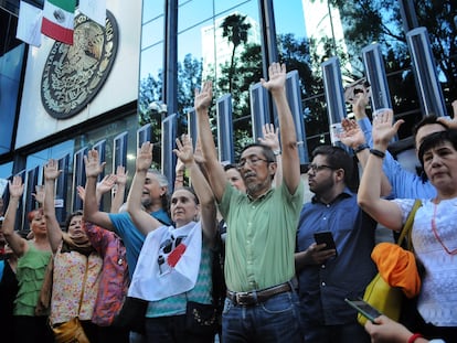 Periodistas y defensores de derechos humanos durante una manifestación contra el espionaje, en junio de 2017.