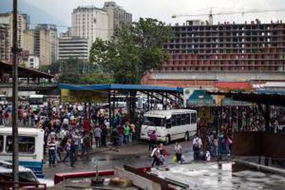 Habitantes de la ciudad de Caracas se reúnen en una terminal de autobuses el 3 de septiembre de 2013, después de un fallo en una línea de transmisión del sistema eléctrico en Caracas (Venezuela).