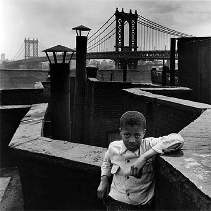 <i>Chico en el tejado</i>, imagen tomada en Nueva York en 1942.
