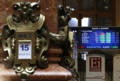 Calendario y panel informativo en el Palacio de la Bolsa de Madrid, sede de BME.A las 12:00 horas, el selectivo español sumaba 43,10 puntos y se situaba en 9.738 unidades, mientras que el Índice General de la Bolsa de Madrid avanzaba el 0,51 %. EFE/Javier Lizón