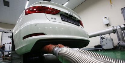 Pruebas de emisiones a un coche Audi en un laboratorio de Corea del Sur.