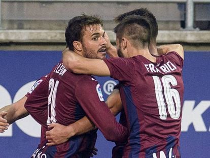 Los jugadores del Eibar celebran un gol.