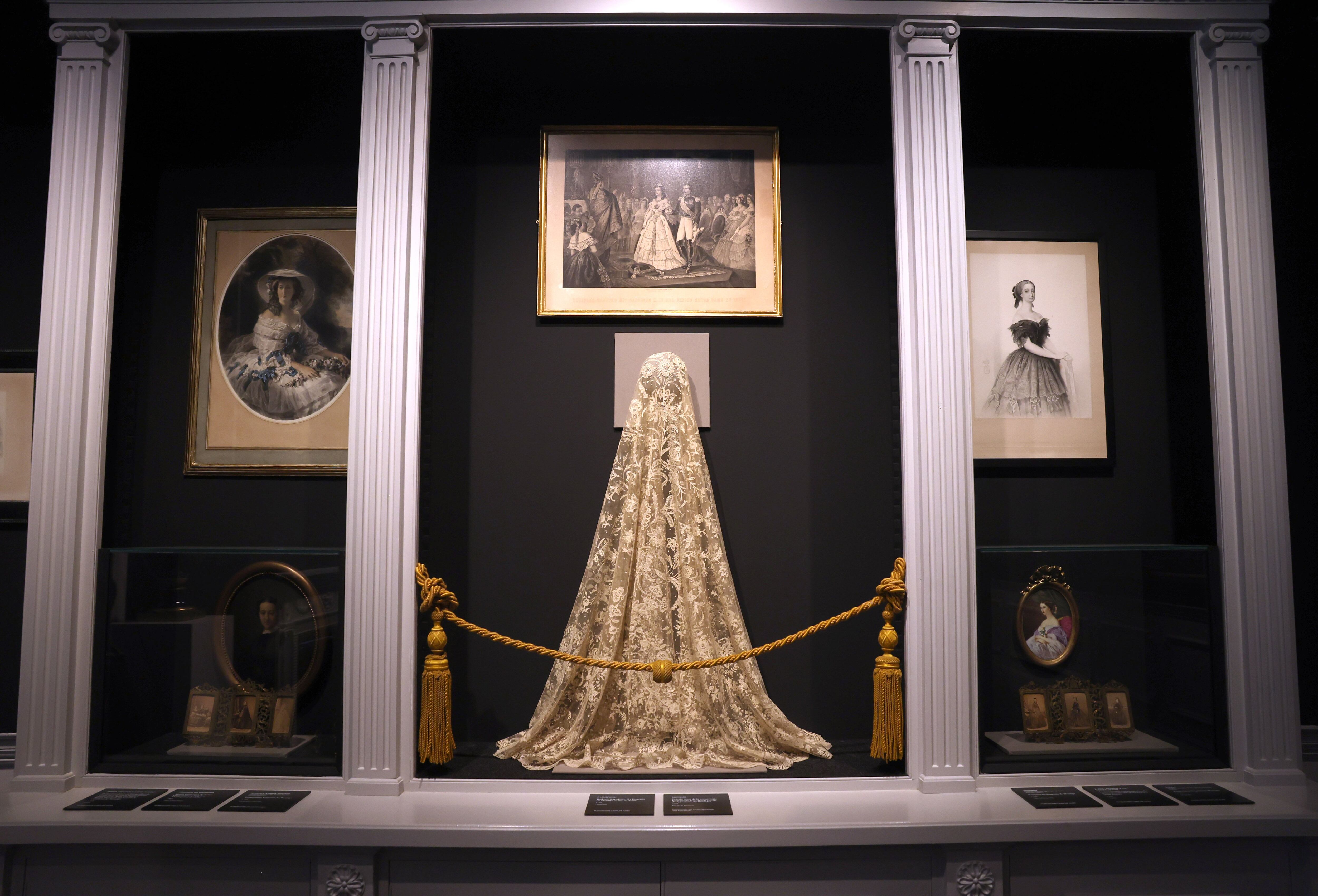 La mantilla que Eugenia de Montijo llevó el día de su boda, una prenda española que popularizó en el resto del mundo.