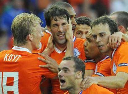 Kuyt y otros compañeros felicitan a Van Nistelrooy por su gol a Italia.