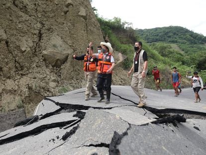 El presidente de Perú, Pedro Castillo, visita las zonas más afectadas por el terremoto.