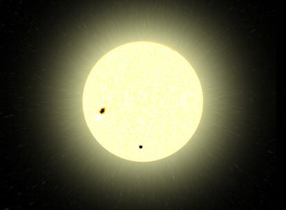 Representación artística a escala del tránsito del planeta por delante de su estrella. El planeta está en la parte baja y la mancha irregular en la parte izquierda es una mancha solar.