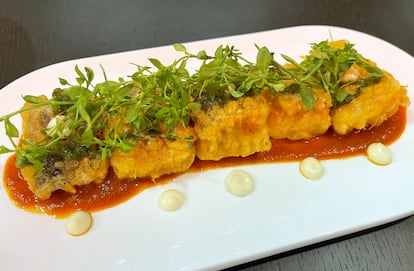 Tacos de bacalao rebozados y fritos con mahonesa cítrica, salsa de tomate y albahaca