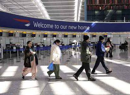 Pasajeros en uno de los vestíbulos de la T-5 de Londres-Heathrow.