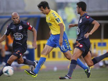 Valer&oacute;n pelea un bal&oacute;n con Manuel Pablo. 