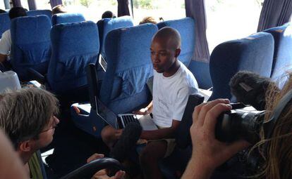 Jóvenes trabajando en el interior del autobús de la innovación.