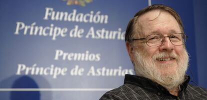 El ingeniero que ideó el correo electrónico, Ray Tomlinson, cuando recibió el Premio Príncipe de Asturias en 2009.