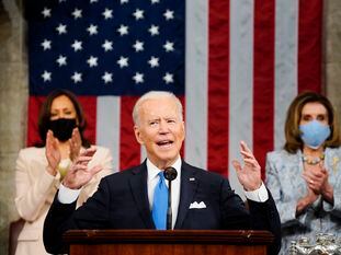 El presidente de EE UU, Joe Biden, junto a la presidenta de la Cámara de Representantes, Nancy Pelosy, y la vicepresidenta del país, Kamala Harris, el pasado 28 de abril.