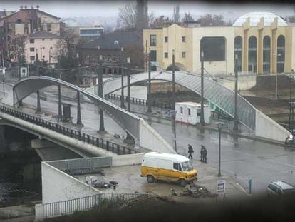 El puente que separa la comunidad serbia de la albanesa en el municipio kosovar de Mitrovica.