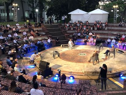 Miembros de la Comisión de la Verdad debaten sobre el impacto de la guerra en las universidades de Colombia, en la Universidad Industrial de Santander, en Bucaramanga.