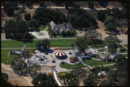 Vista panorámica del parque de atracciones de Neverland.