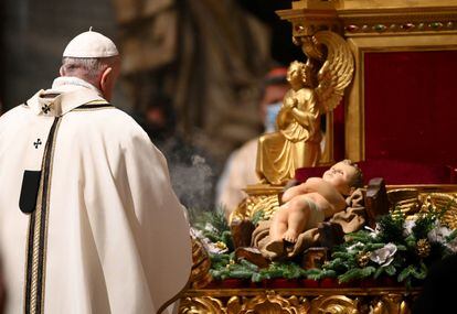 El Papa Francisco celebra la misa navideña en el Vaticano, este jueves.