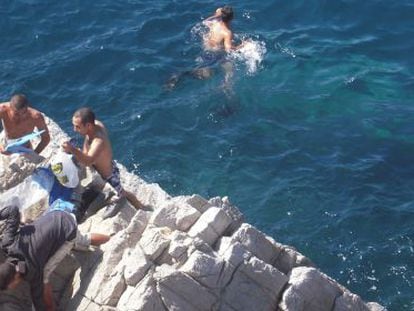 Cuatro jóvenes marroquíes desembarcan este domingo en el islote de Perejil, según imágenes proporcionadas por ellos mismos.