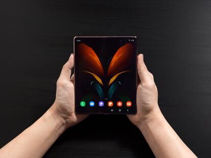 El Galaxy Z Fold2 tiene la mayor pantalla jamás vista antes en Samsung: desplegada es de 7,6 pulgadas.