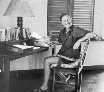 El escritor Ian Fleming, sentado ante su máquina de escribir en su casa de Jamaica que llamó Goldeneye.