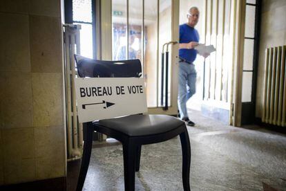 Un hombre, en un centro de votación en Bulle (Suiza).