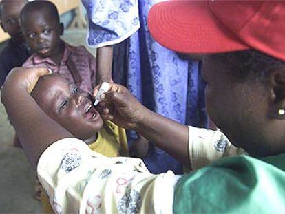 Vacunación contra la polio de un niño en una guardería de Lagos (Nigeria).