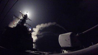 Lanzamiento de un misil Tomahawk contra siria desde el destructor USS Porter.