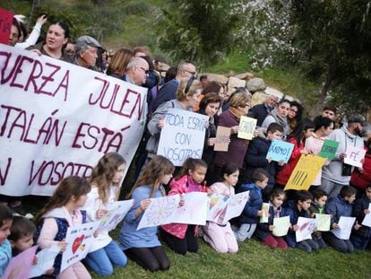 Vecinos de Totalán (Málaga) se concentran este miércoles en apoyo de los familiares de Julen. En vídeo, las tareas de rescate no cesan junto al pozo.