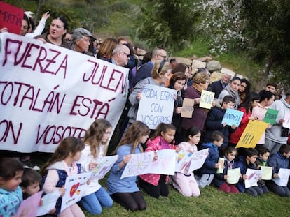 Vecinos de Totalán (Málaga) se concentran este miércoles en apoyo de los familiares de Julen. En vídeo, las tareas de rescate no cesan junto al pozo.