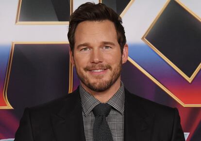 Antes de convertirse en una estrella de Hollywood y protagonizar películas de la saga Jurassic Park, un amigo de clase animó a Chris Pratt a vivir junto a él en la playa de Maui, en Hawái. El actor aceptó la oferta y viajó hasta allí. Consiguió trabajo en Bubba Gump Shrimp Company, pero seguía durmiendo en la playa. Estuvo un año completo viviendo a la intemperie. “Éramos un grupo de niños viviendo, acampando en la playa durante un año”, explicó Pratt en un 'podcast' en 2022. Finalmente, le ofrecieron un papel en una película y voló hasta Los Ángeles. Hoy vive con su segunda esposa, Katherine Schwarzenegger, en una lujosa mansión, como se pudo ver en la segunda temporada del programa de Netflix 'The Home Edit'.