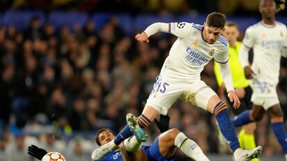 Valverde, en una pugna con Loftus-Cheek, este miércoles en Stamford Bridge.