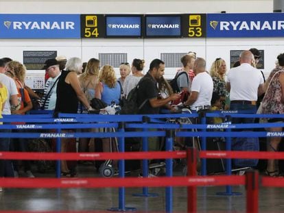 Decenas de viajeros hacen cola en el aeropuerto de Alicante en los mostradores de embarque de la compañía Ryanair.
 
 