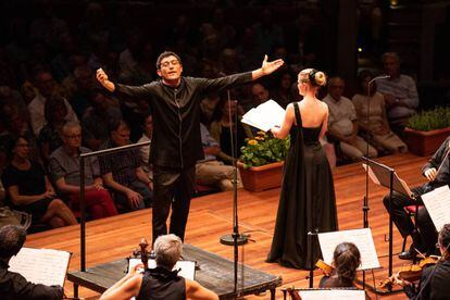 Giulio Prandi, el entusiasta director del Coro y Orquesta Ghislieri, y la soprano Francesca Boncompagni.