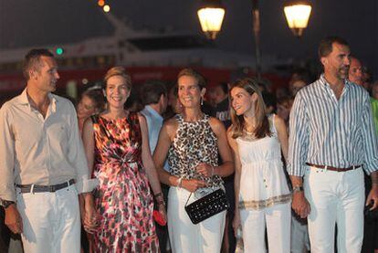El príncipe Felipe, la princesa Letizia, las infantas Elena y Cristina y su marido Iñaki Urdangarín en Grecia, donde asistirán a la boda de Nicolás, hijo de Constantino de Grecia