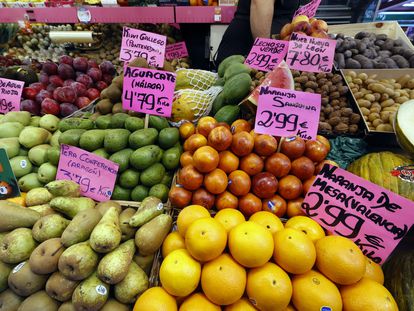Vista de un puesto con frutas y hortalizas en un mercado de Madrid