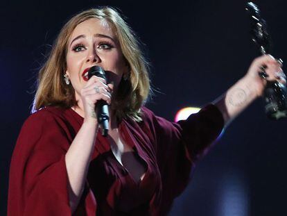 Adele, emocionada al recoger uno de los cuatro Brit Awards 2016.