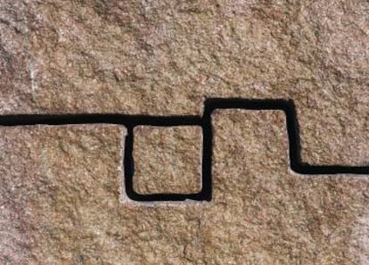 La escultura de granito 'Escuchando a la piedra IV' (1996).