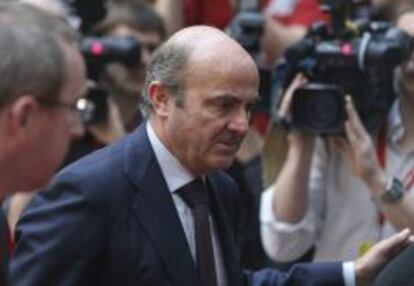 El ministro de Economía español, Luis de Guindos, llega a la reunión dde los ministros de Economía y Finanzas del Eurogrupo en Bruselas, Bélgica, el 10 de marzo del 2014.