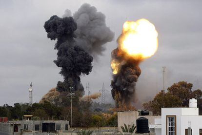 Ataques contra objetivos militares y la residencia de Gadafi en Tajura,  en la periferia de Trípoli.