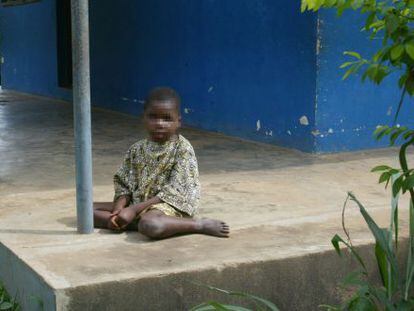 Un hu&eacute;rfano en un orfanato de Ibadan (Nigeria) en 2004.