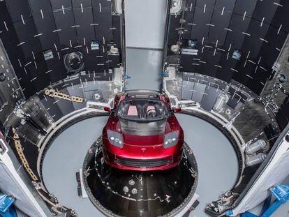 Un Tesla Roadster rojo, dentro del cohete SpaceX Falcon Heavy, en Cabo Cañaveral, Florida, en septiembre de 2019.
